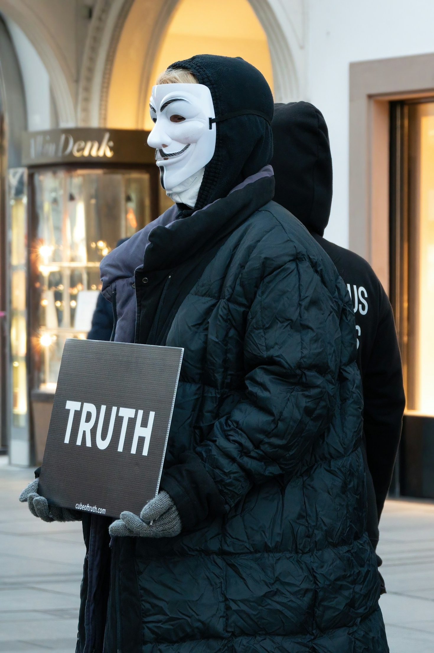 10 Signs Someone Might Be Lying